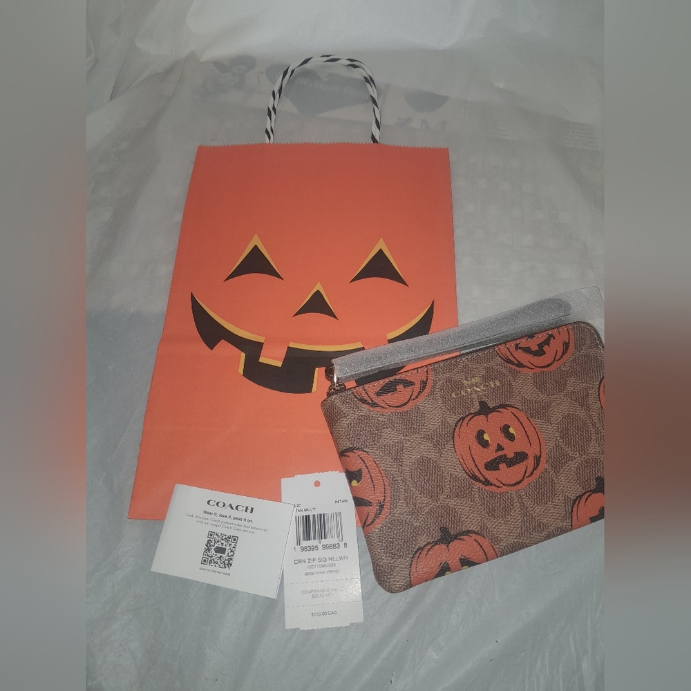 New Coach Pumpkin Print Wristlet NWT Great For Halloween/ Free Gift Bag - Picture 2 of 9